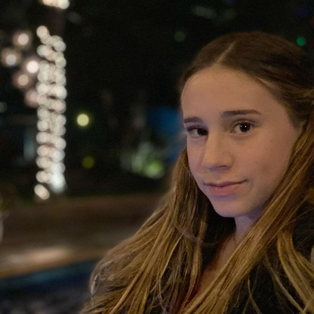 La hoy adolescente no solo es idéntica a su papá, también heredó el talento de ambos para la actuación e incluso ya trabajó en televisión en la telenovela Mi marido tiene más familia.