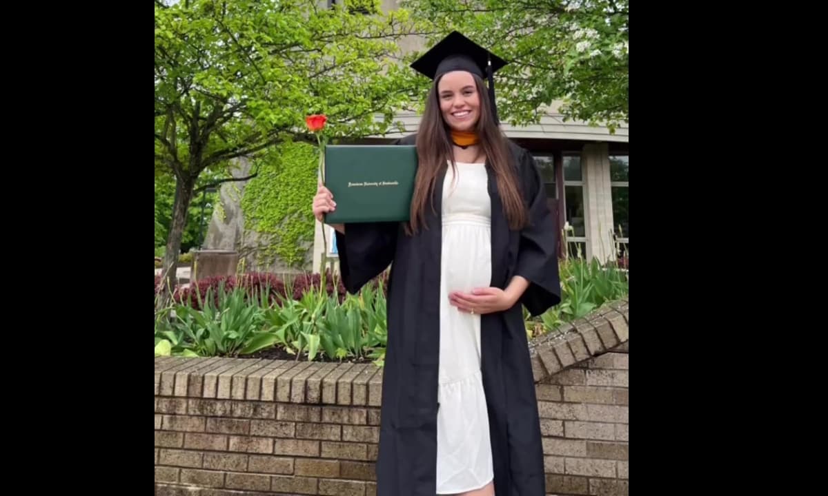 La joven se graduó y anunió así su embarazo