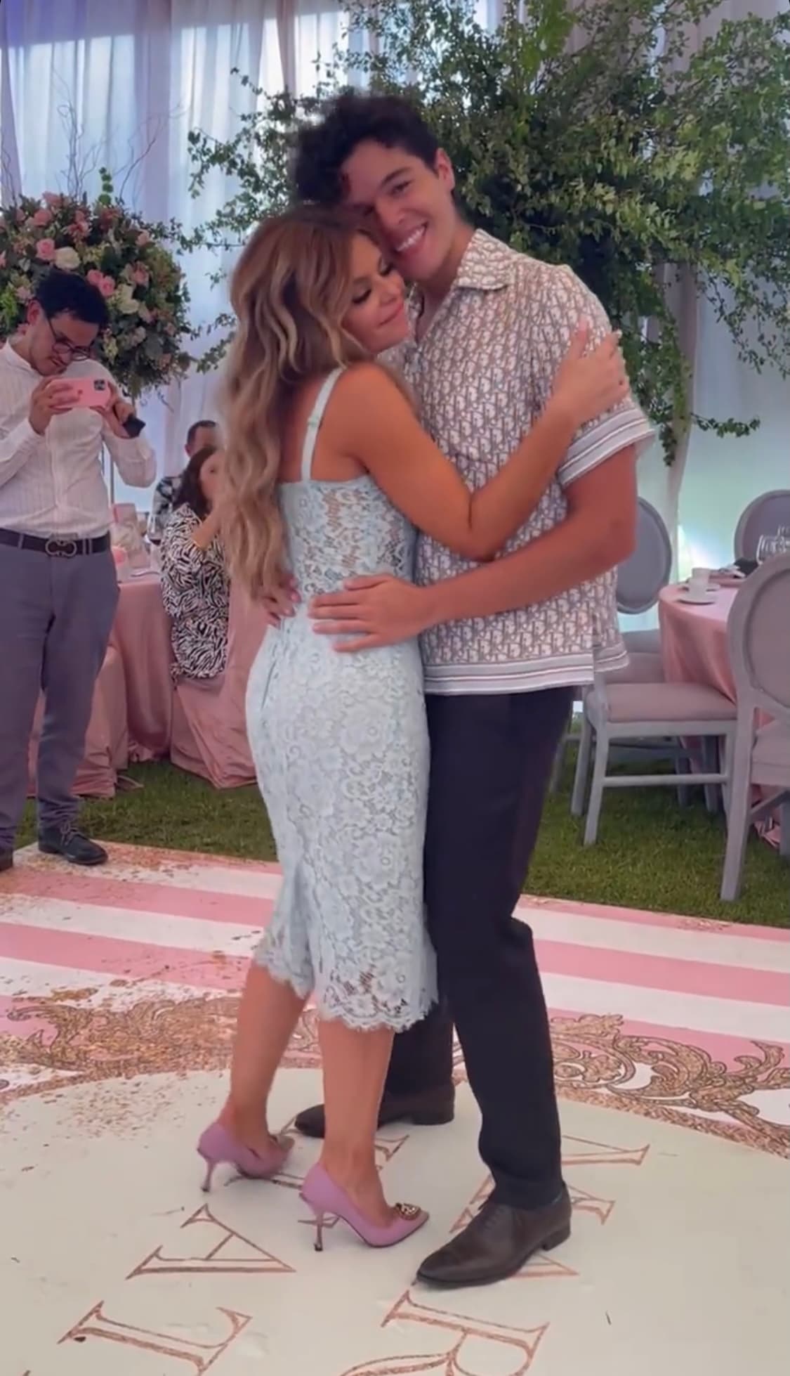 Precisamente fue en este lugar en el que la protagonista de ‘La Mexicana y El Güero protagonizó un tierno baile con uno de los gemelos que procreó con Eduardo Santamarina, su exesposo.