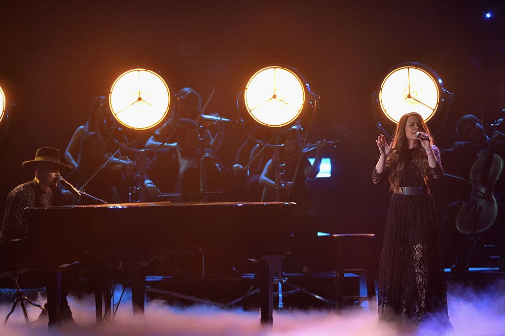 Jesse & Joy fueron los protagonistas de una de las presentaciones más íntimas y emotivas, cuando interpretaron “Ecos de Amor” en la premiación del 2015.