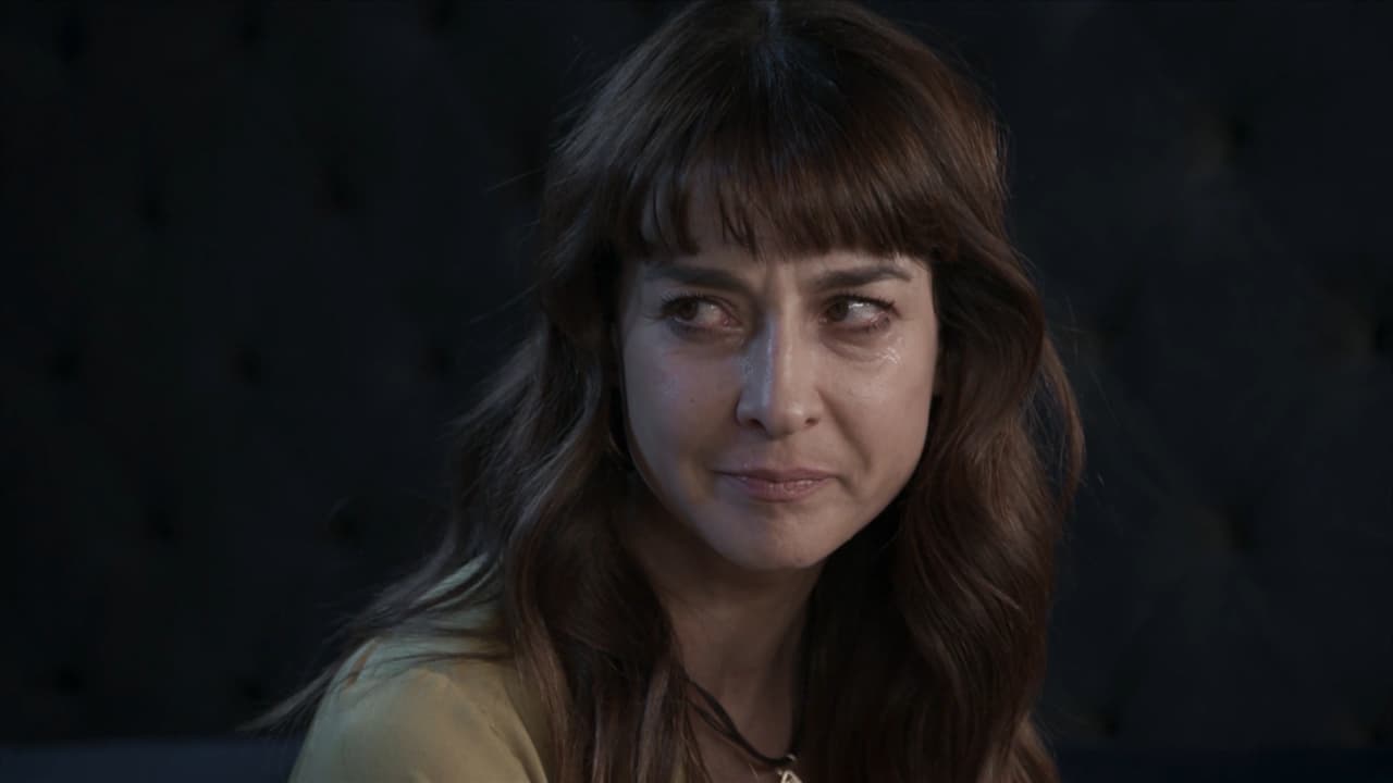 'Renata' abre su corazón con 'Elisa' y le confiesa que sufrió abuso cuando era niña por parte de 'Eugenio'.