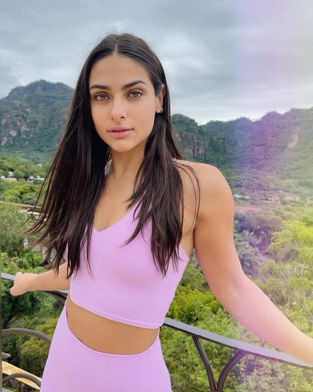 Renata Notni revoluciona las redes con fotos en topless, sin filtros y sin retoques