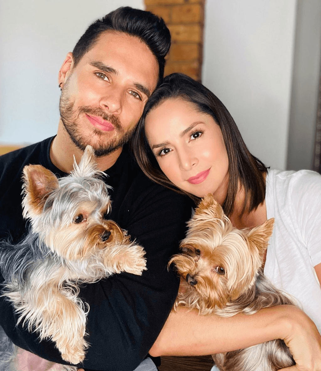 Desde Colombia y junto a su marido, es como Carmen Villalobos pasa estos días de cuarentena. La actriz compartió esta imagen y mencionó la responsabilidad que tenemos para que esta situación no empeore. “Nosotros nos quedamos en casa, nos cuidamos, cuidamos a nuestras familias y a los demás !!! La responsabilidad es de todos!!! Obvio, si a ti te toca salir de casa , toma las medidas preventivas para que el virus no se siga propagando", comentó.