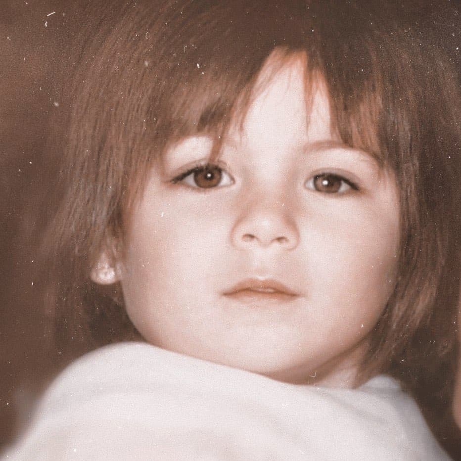 "Sé el Adulto que necesitabas cuando eras niño, cuidémoslos y cuidemos el planeta que les dejamos", fue el mensaje con el que Ana Brenda Contreras celebró el día junto a una imagen de su infancia a la que Grettell Valdez reccionó con la frease, "Muero de amor".