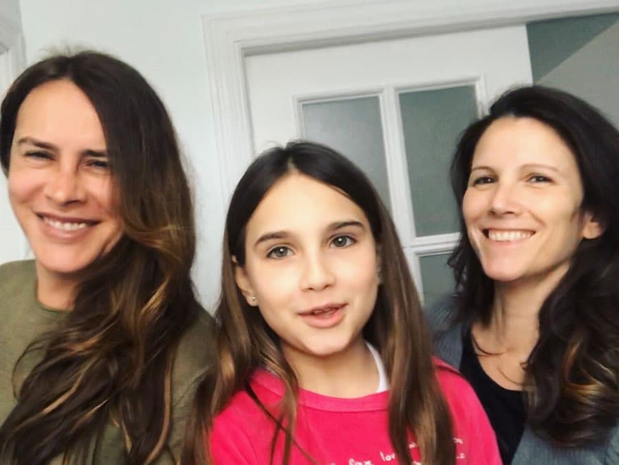 Victoria Elena es fruto del matrimonio de Karla Sofía Gascón con Marisa Gutiérrez, quienes llevan juntas casi de 30 años.