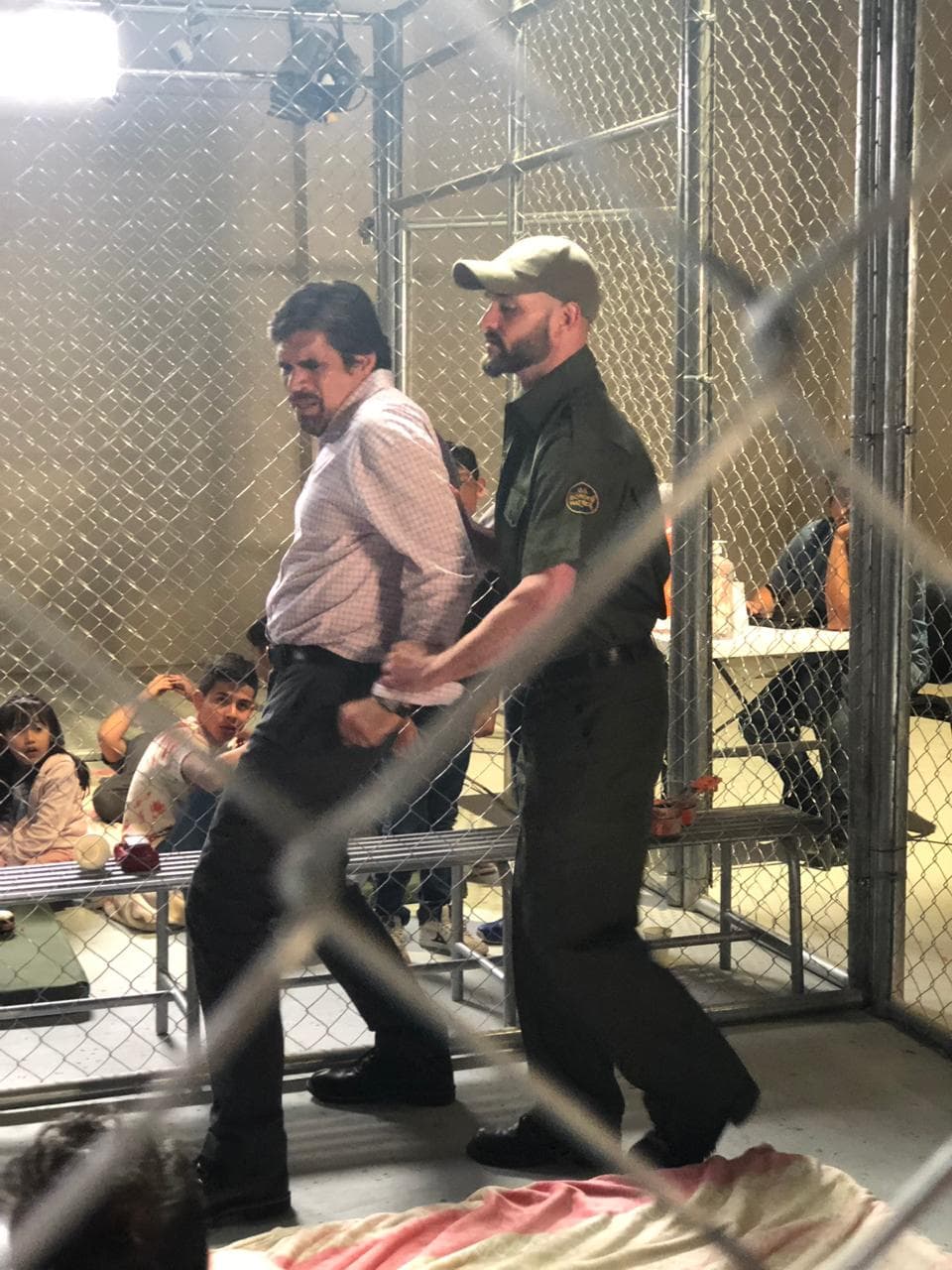 Diego Molina (Alberto Estrella) será deportado por las autoridades de Estados Unidos por vivir ilegal en el país.