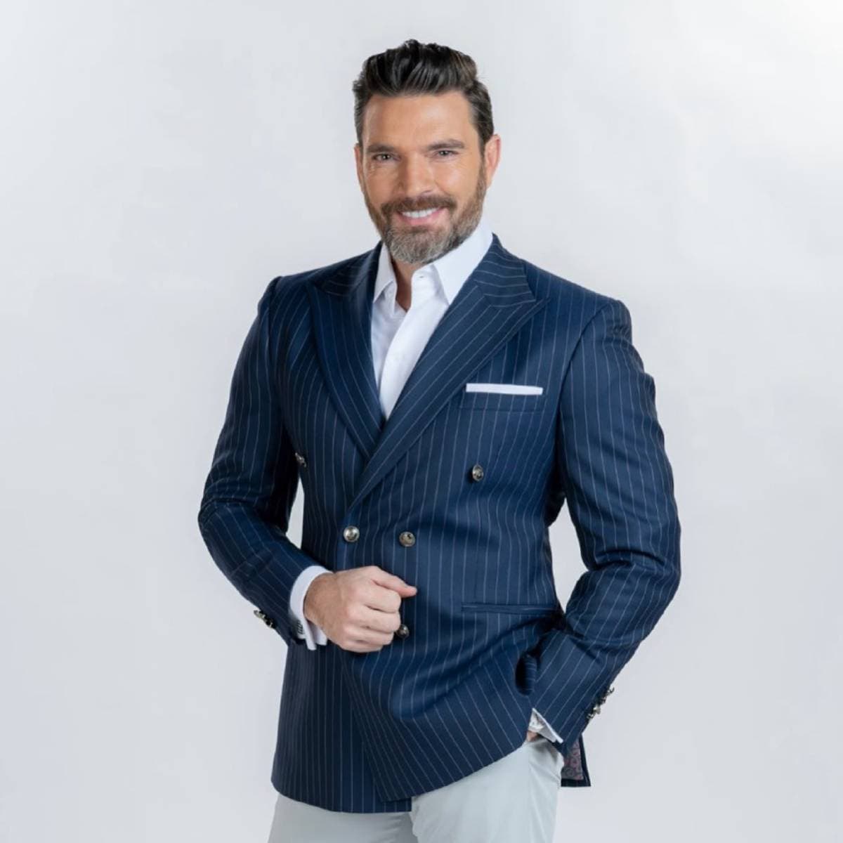 Julián Gil asombra al aparecer vestido de mujer y muestra el proceso de su transformación: '¿Están listos?'