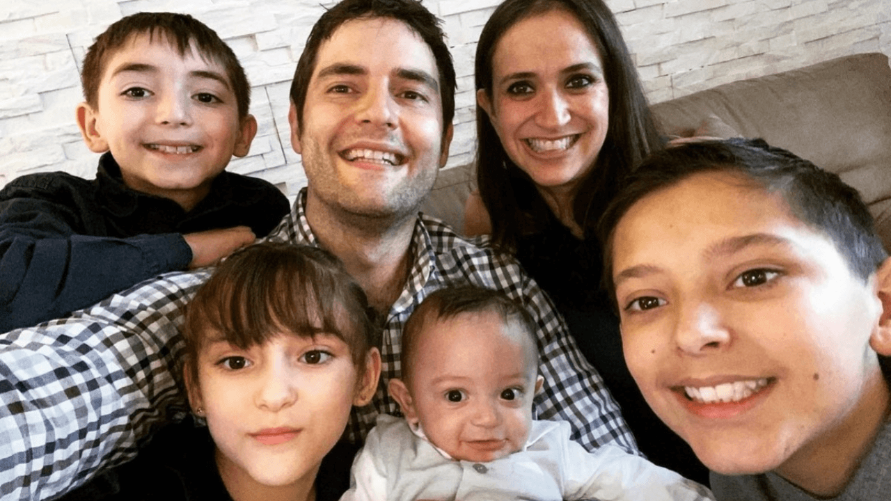Memo Schutz tiene cuatro hijos idénticos a él y así lucen (FOTOS)
