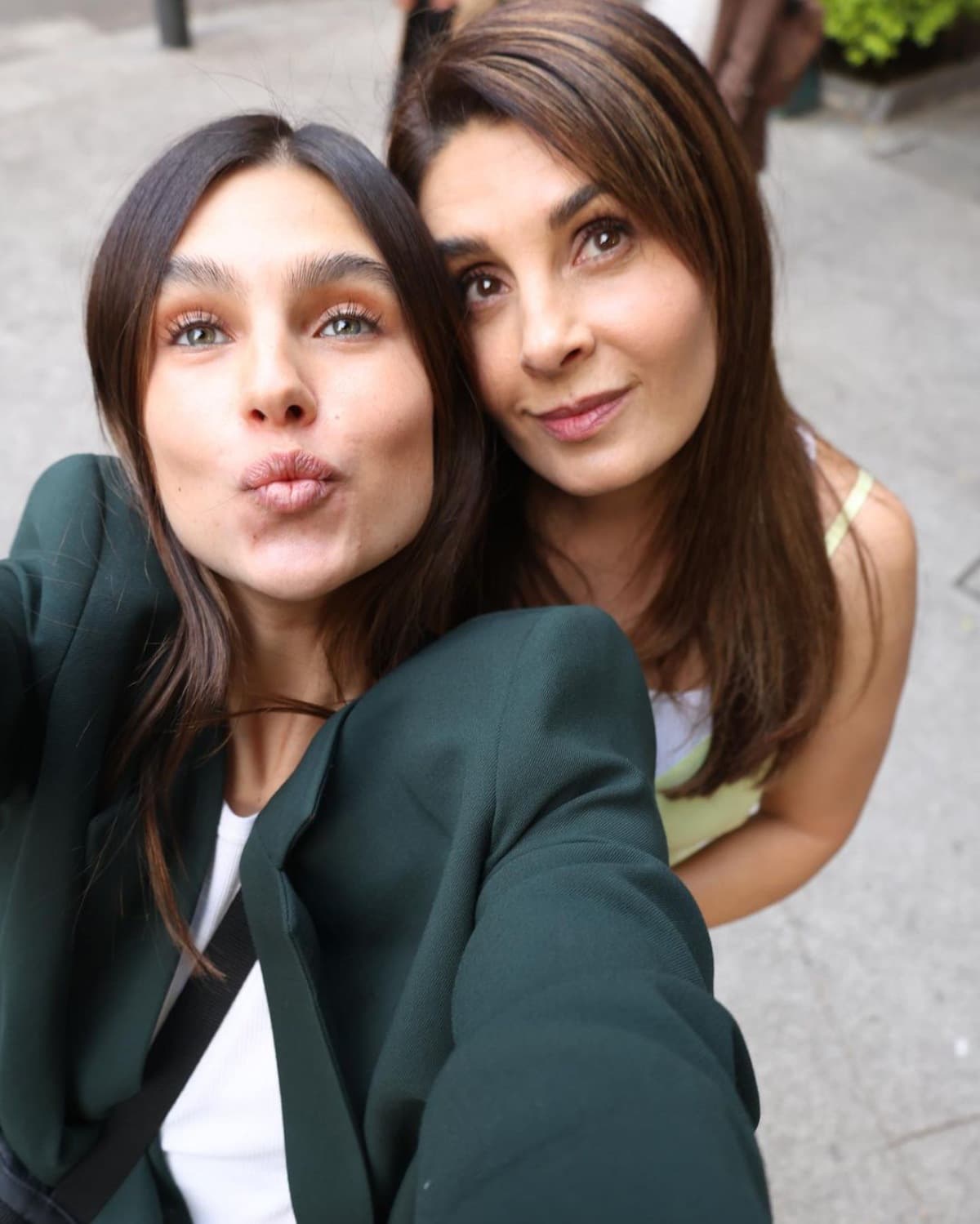 Mayrín Villanueva recibió miles de mensajes por su retrato familiar