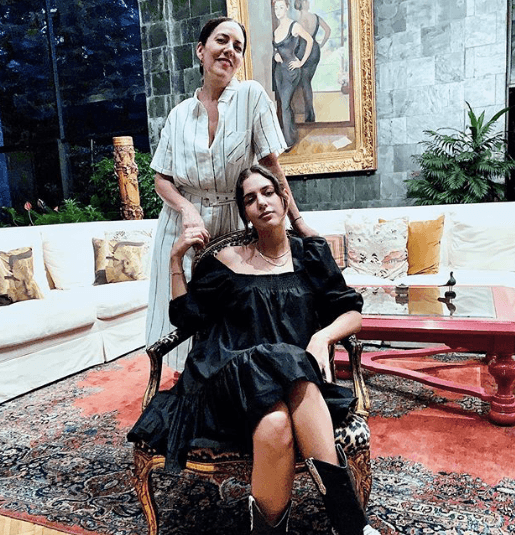 La joven, quien es la hija menor de Salas, igualmente publicó una imagen en la que, acompañada por su madre, posa para la cámara con el famoso cuadro que el pintor Diego Rivera hizo para su madre en su juventud.