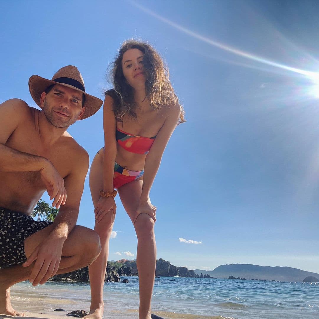 Este 2021 la pareja impactó en redes sociales al anunciar su compromiso y es que el propio actor relató cómo fue la propuesta de matrimonio: “Me puse de rodillas, ella salió corriendo y luego dijo que sí”.