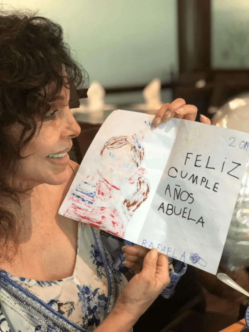 Verónica Castro muestra la carta que su nieta Rafaela le escribió por su cumpleaños.