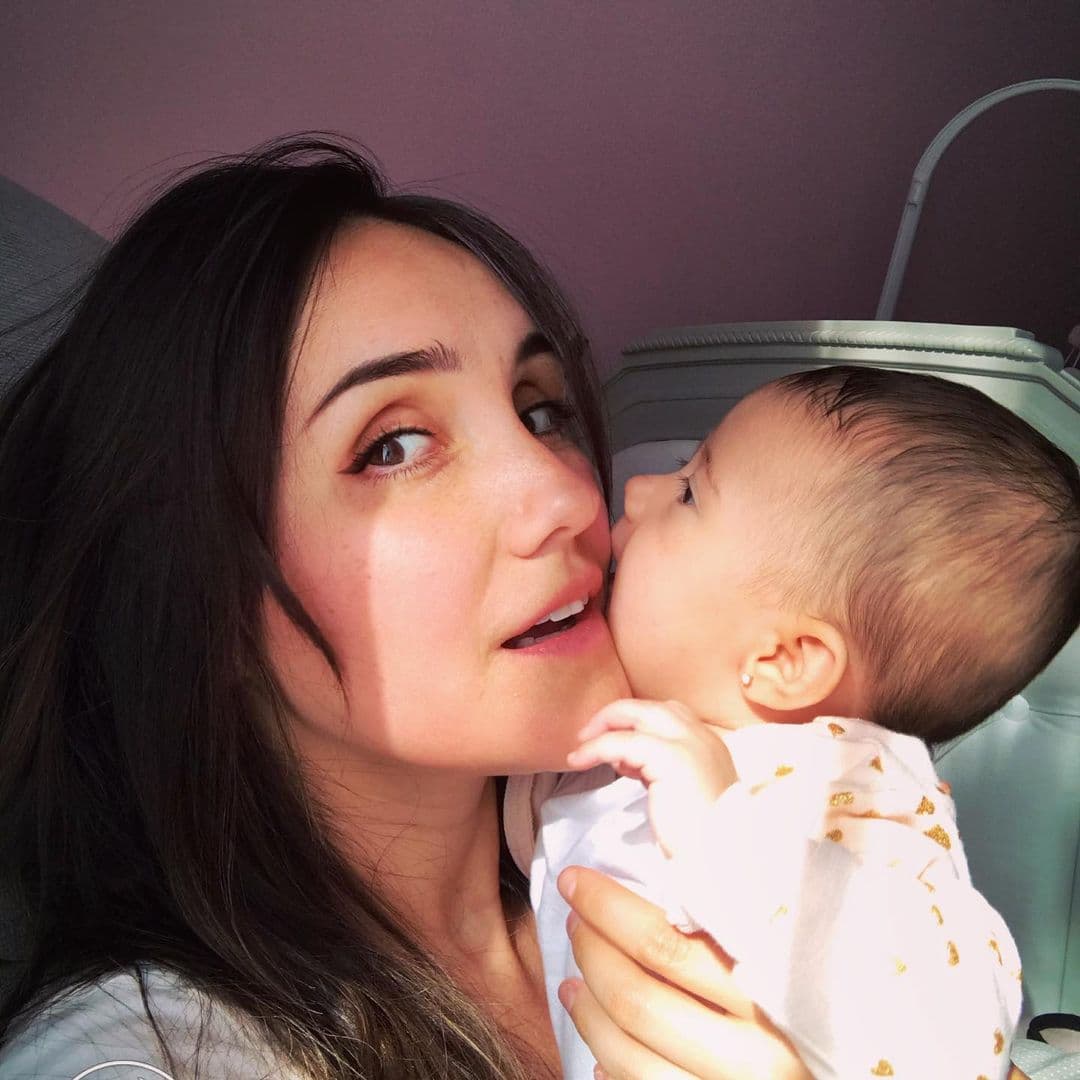 Dulce María se convirtió en mamá el 3 de diciembre de 2020 y a través de las redes sociales ha enternecido al mostrar las imágenes más emotivas junto a su pequeña María Paula.