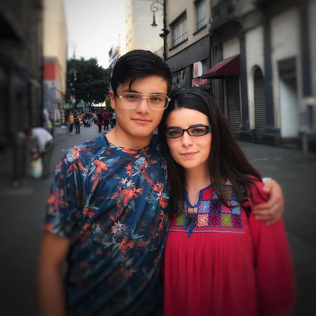 Además, la actriz es madre de Omar, a quien tuvo cuando tan solo tenía 18 años de edad, y a quien ha criado como madre soltera. “En el momento que me di cuenta que solo éramos él y yo y que nadie más me iba ayudar en algún punto si me aterré. Lo que más me aterraba era quedarme solita con él y que no pudiera trabajar o que no encontrara trabajo, o que no tuviera con quien dejarlo mientras trabajaba”, declaró a People en Español hace unos meses, sobre los miedos que enfrentó como madre primeriza.