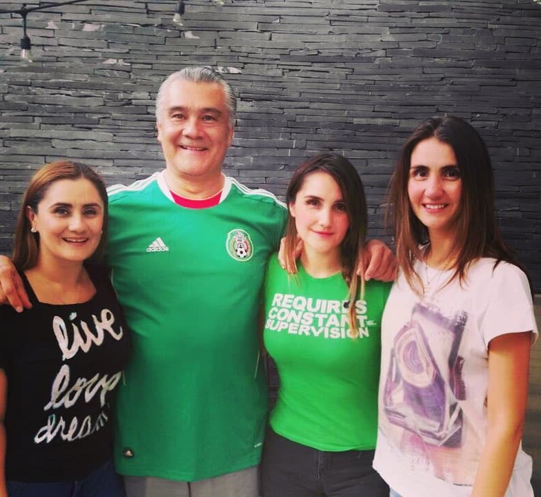 Dulce María es el vivo retrato de sus hermanas Claudia y Blanca, quienes a su vez lucen exactamente igual a su mamá.