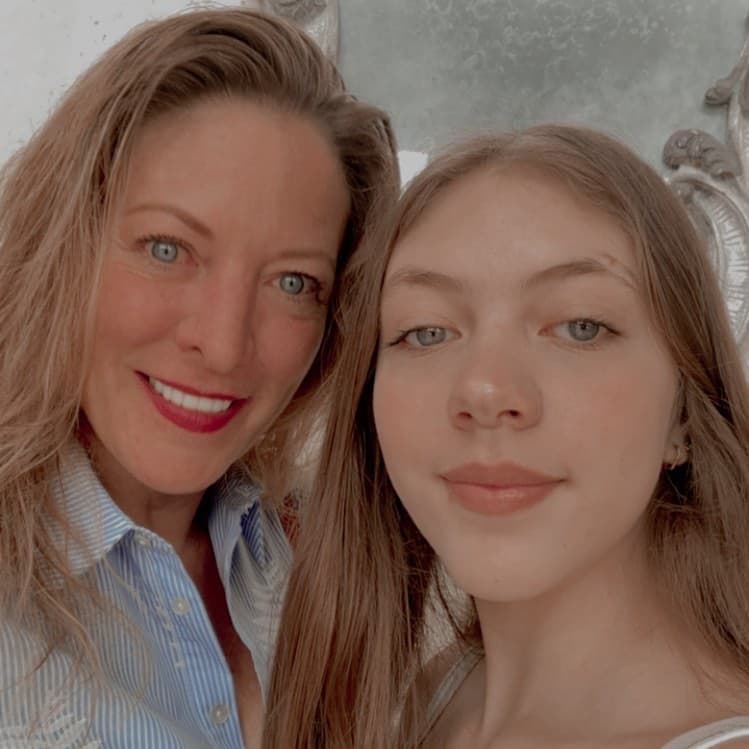 Hija de Andrea Noli y Jorge Salinas impacta convertida en una adolescente y presumiendo cinturita