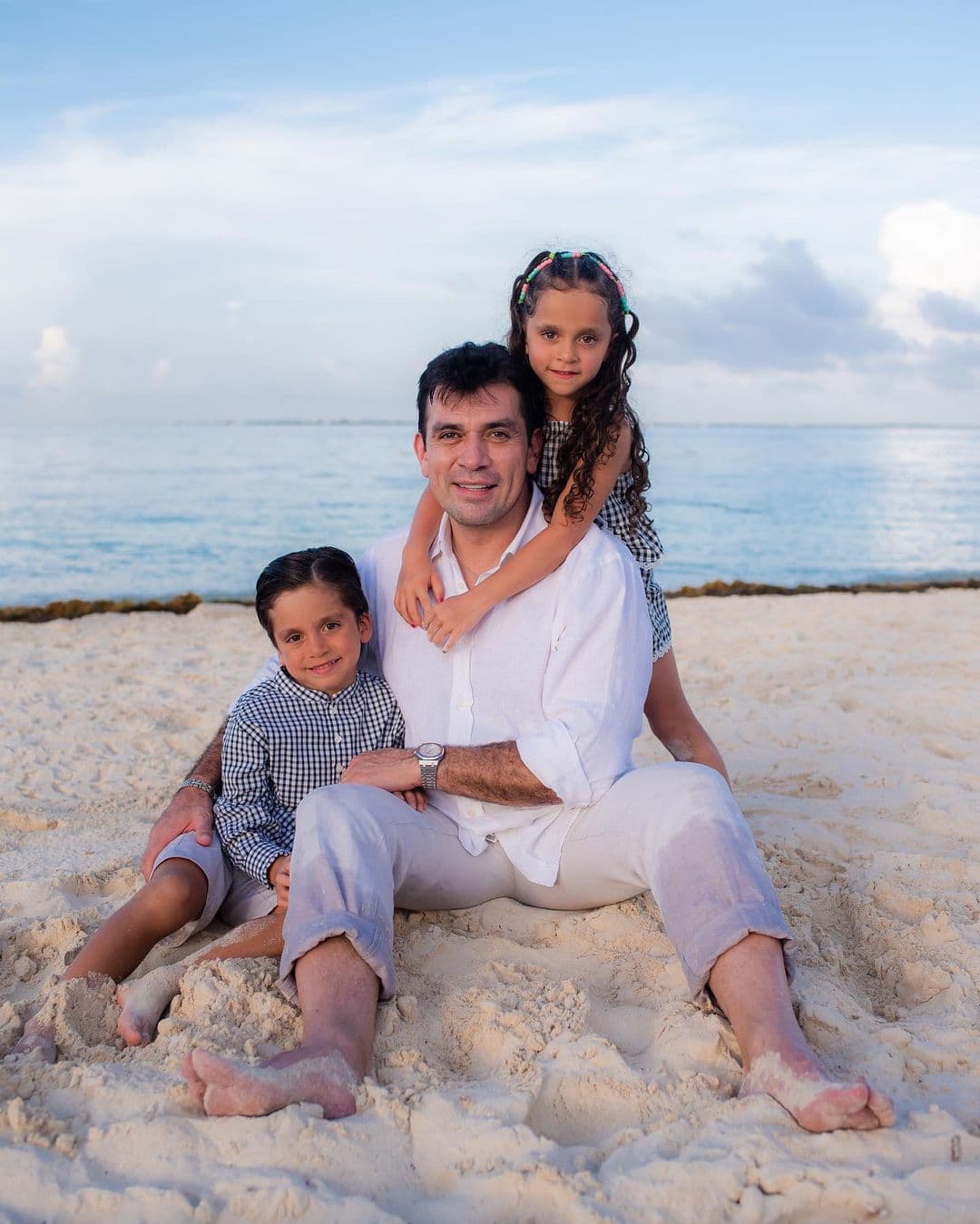 4) Jorge Salinas: el galán de telenovelas es padre de cinco hijos, Gabriella, Jorge, Santiago, Valentina, Máxima y León. Estos últimos dos son los pequeños mellizos que tuvo con su actual pareja, la actiz Elizabeth Álvarez.