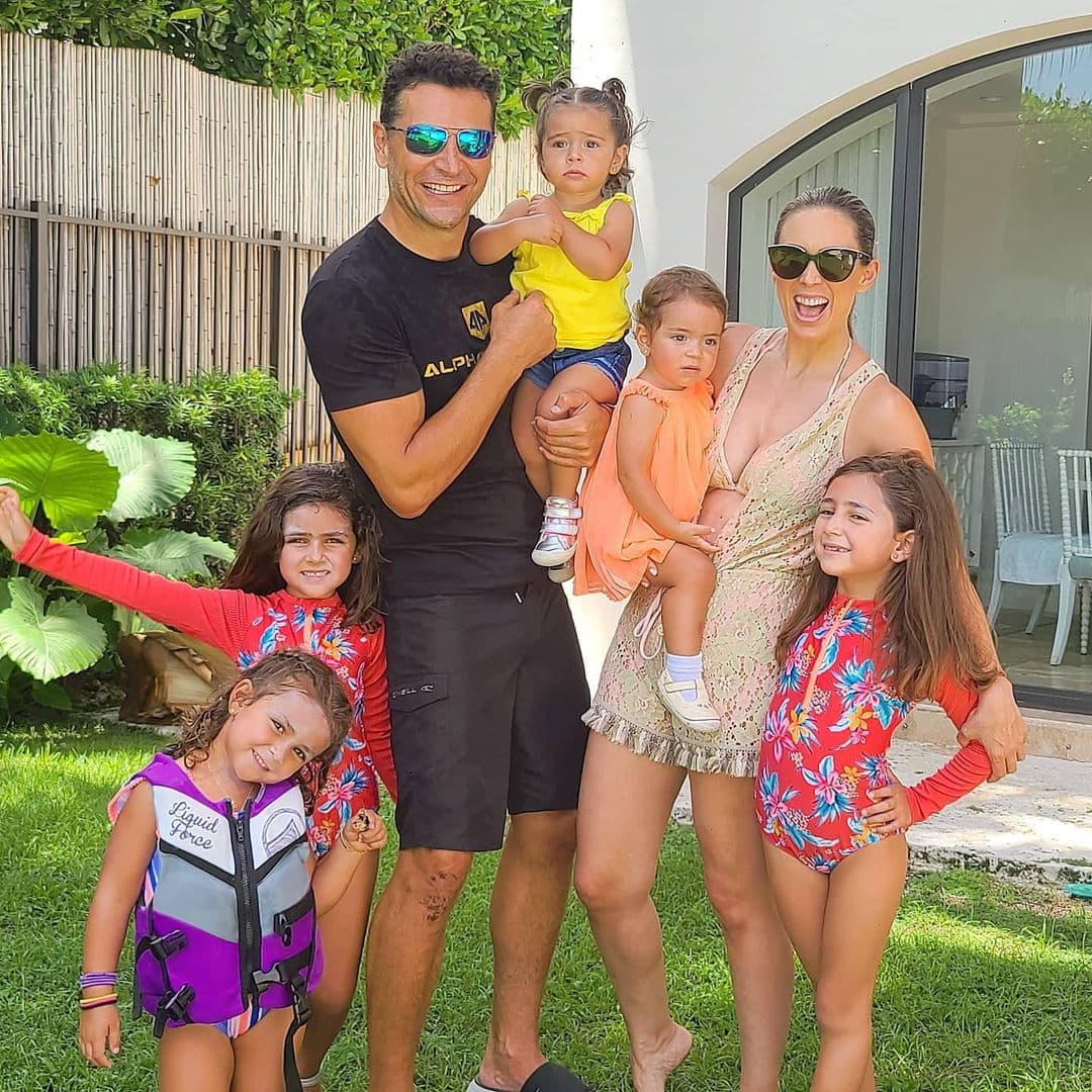 Jacky Bracamontes siempre muestra en redes sociales detalles de su vida privada y su faceta de mamá, pero en los últimos meses, la conductora ha causado revuelo por mostrar a detalle la casa que comparte con su esposo Martín Fuentes y sus hijas en Miami, Florida.