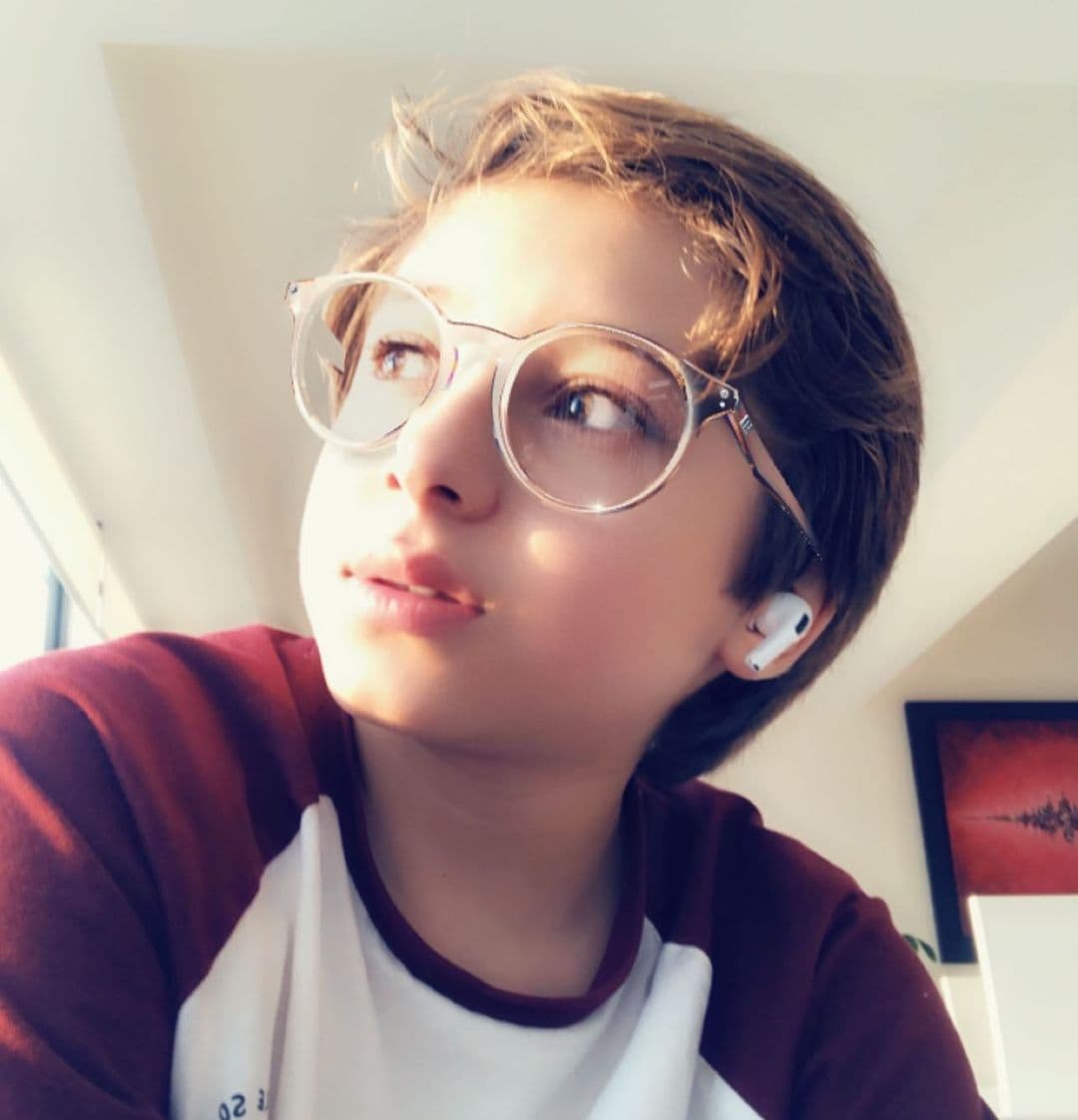 Esto no ha significado ningún impedimento para Tadeo, pues según dijo Carlos Bonavides a una revista de circulación nacional, su hijo es muy inteligente.