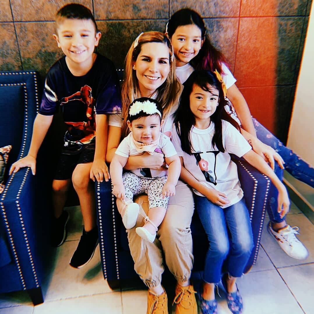 A través de las redes sociales, Karla Panini ha compartido imágenes junto a las pequeñas, quienes le dicen mamá e incluso asegura que son sus ‘princesas’.