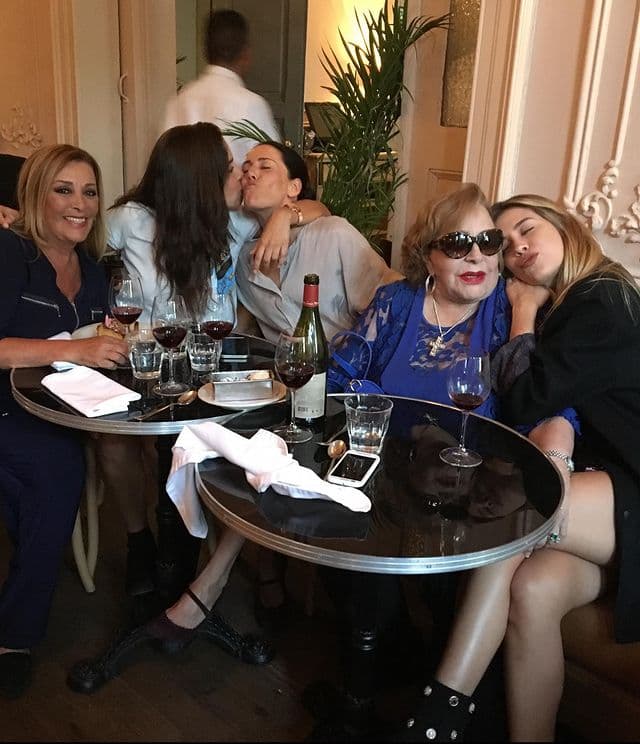 Las felicitaciones no se quedaron solo en Stephanie Salas, pues la influencer de moda también aprovechó la oportunidad para compartir fotos con las que celebró a las mamás en la dinastía Pinal.