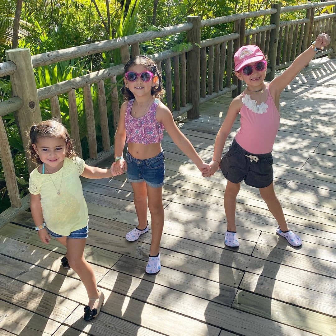 En varias fotografías, la tapatía mostró lo bien que la pasaron sus pequeñas – Jacky, Carolina, Renata y las mellizas, Emilia y Paula- en un complejo turístico de la Riviera Maya, donde no solo disfrutaron de las playas, albercas y deportes extremos, también asistieron a un espectáculo circense.