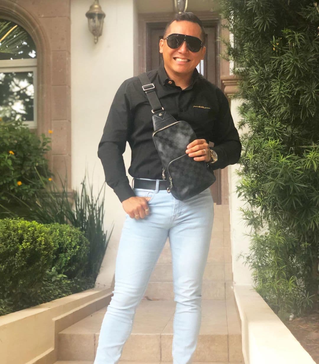Edwin Luna lo hace de nuevo y presume nuevos jeans pegados