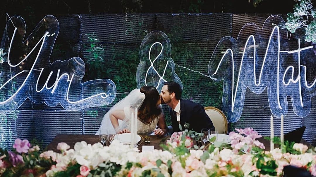 En la recepción contaron con decoración de flores en tonos blancas y rosas; además detrás de la mesa de los novios había un letrero con sus nombres ‘Yuri y Mati’.