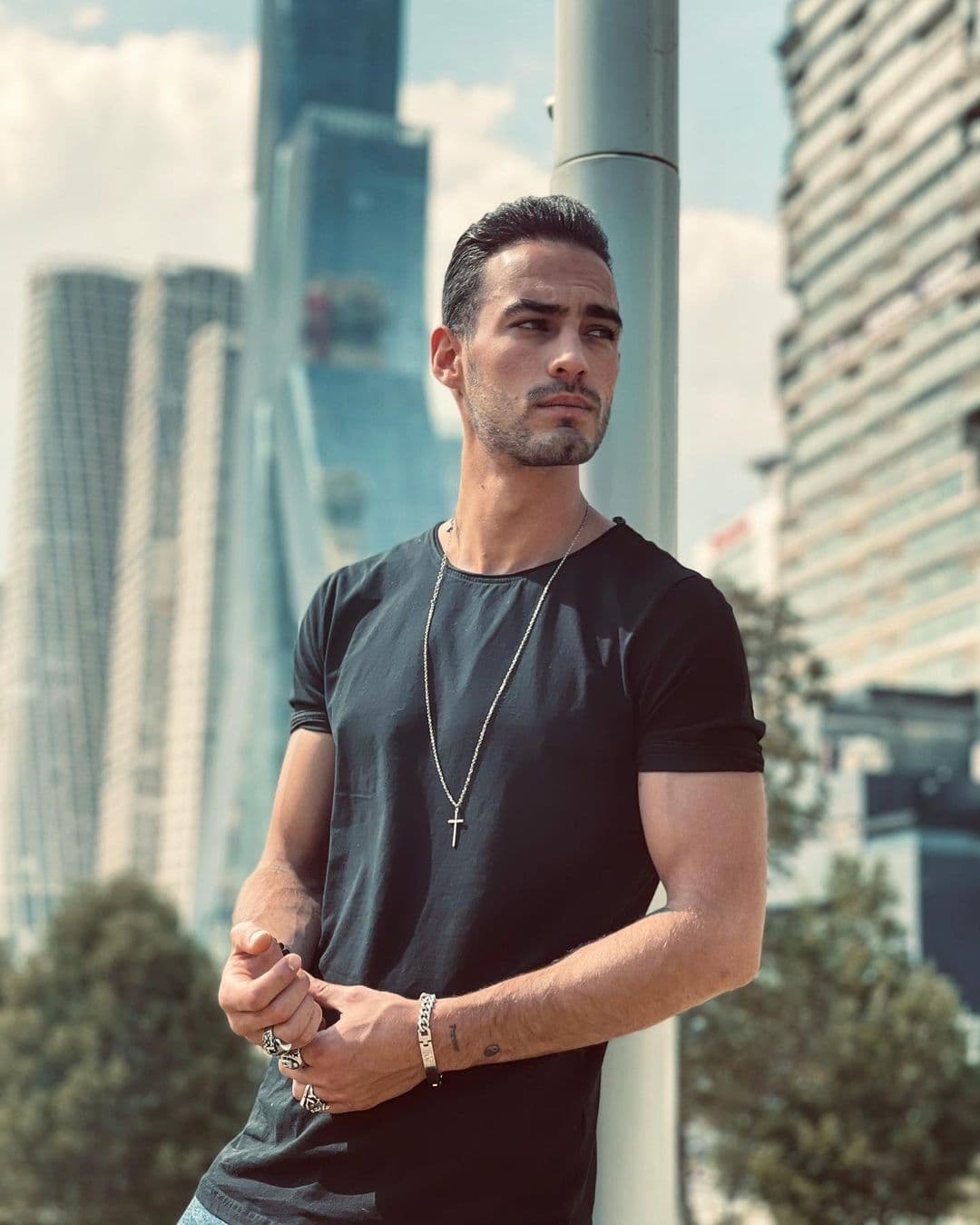 Tal como sucedió en la más reciente fotografía que compartió en Instagram, donde los internautas señalaron que sus ojos, músculos e incluso, enormes pestañas, son muy parecidas a las del protagonista de ‘Clase 406’.