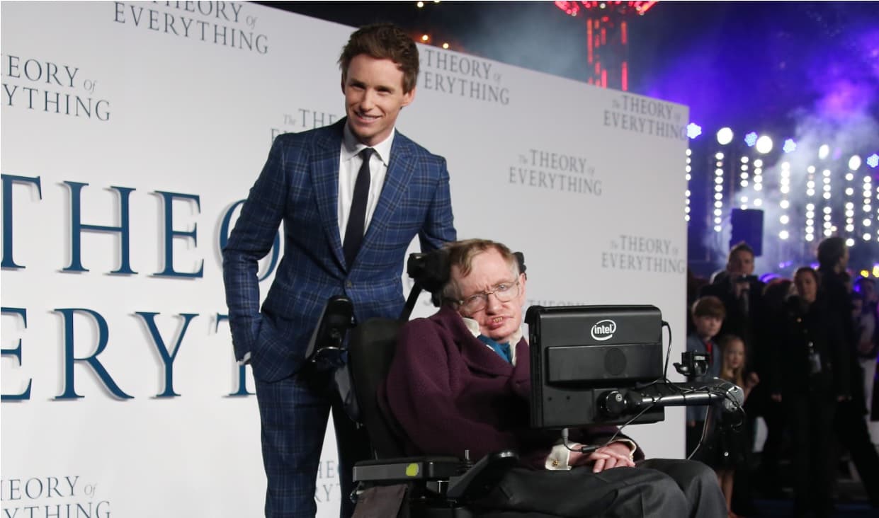 Eddie Redmayne con Stephen Hawking en el estreno de 'La Teoría del Todo'