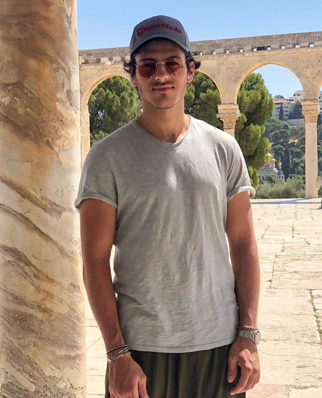 Por las fotografías que suele compartir en su perfil de Instagram, una de sus pasiones es viajar por el mundo junto a sus amigos y familia. Incluso, entre los destinos que ha visitado se encuentran Jerusalén y París.