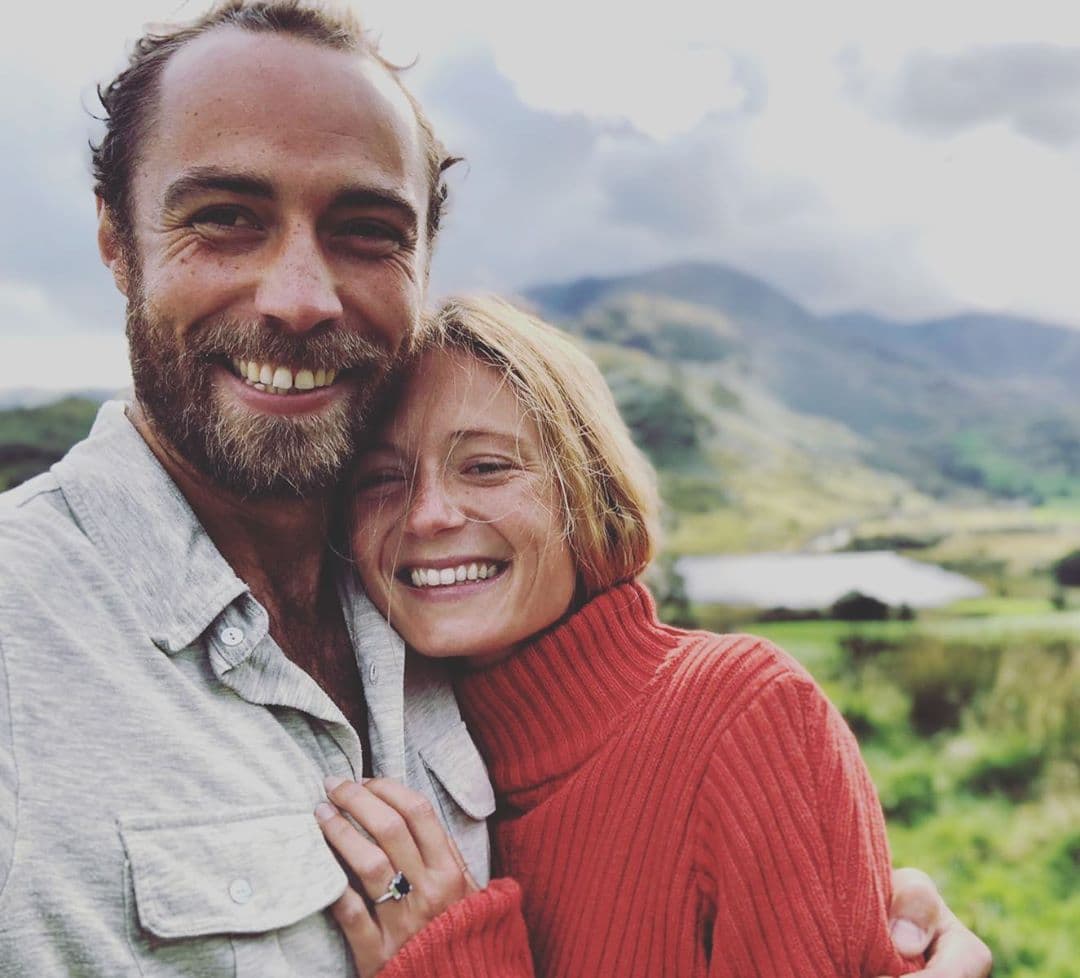 James Middleton, hermano de Kate Middleton, y su prometida Alizée Thimothet cancelaron su boda por la pandemia que ha provocado miles de muertos alrededor del mundo. Revelaron al Daily Mail que aunque su boda se llevaría a cabo en verano, creen que no sería práctico seguir con los planes y que esperarán a que pase la alarma sanitaria para fijar una nueva fecha de su enlace.