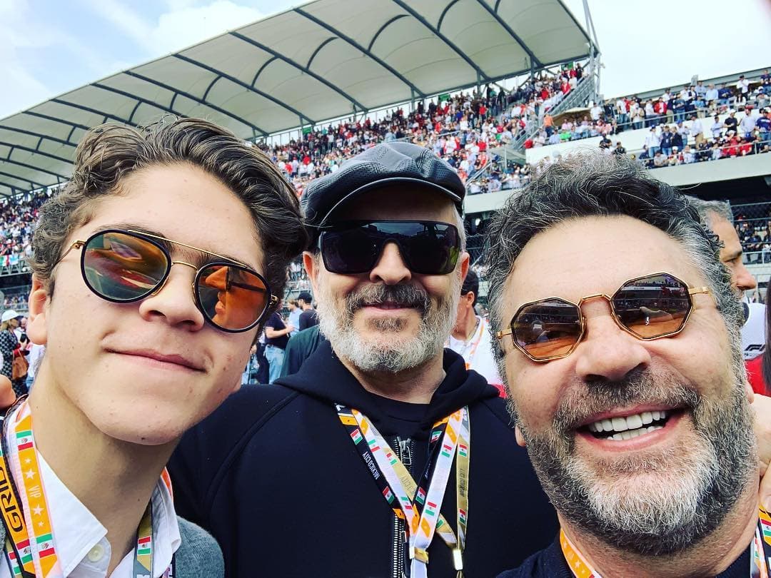 José Manuel posa junto a Mijares y Miguel Bosé