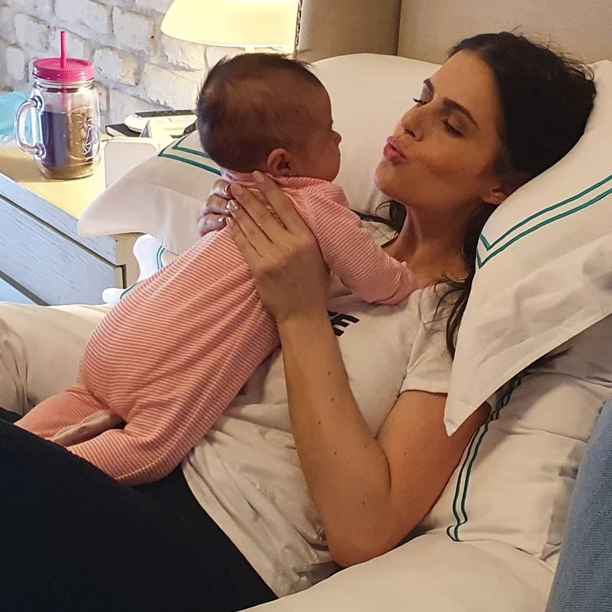 Mientras que más adelante agradeció la fortuna de ser mamá. “Agradecida con Dios por tener a Kira conmigo y sentir el amor tan fuerte que toca lo mas profundo de mi ser!!!”.