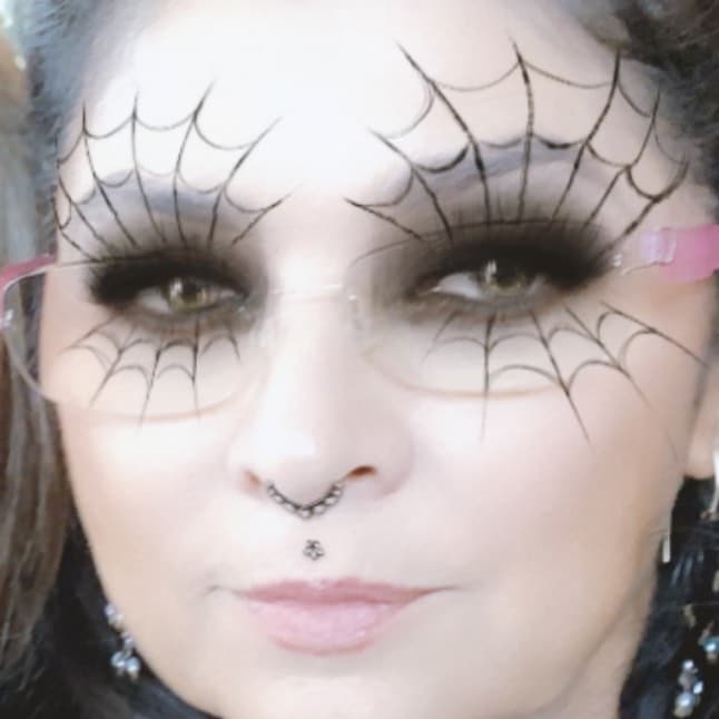 También ha dejado ver su lado oscuro, al transformarse en una mujer dark e incluso, gracias a un filtro, lució una perforación en la nariz.