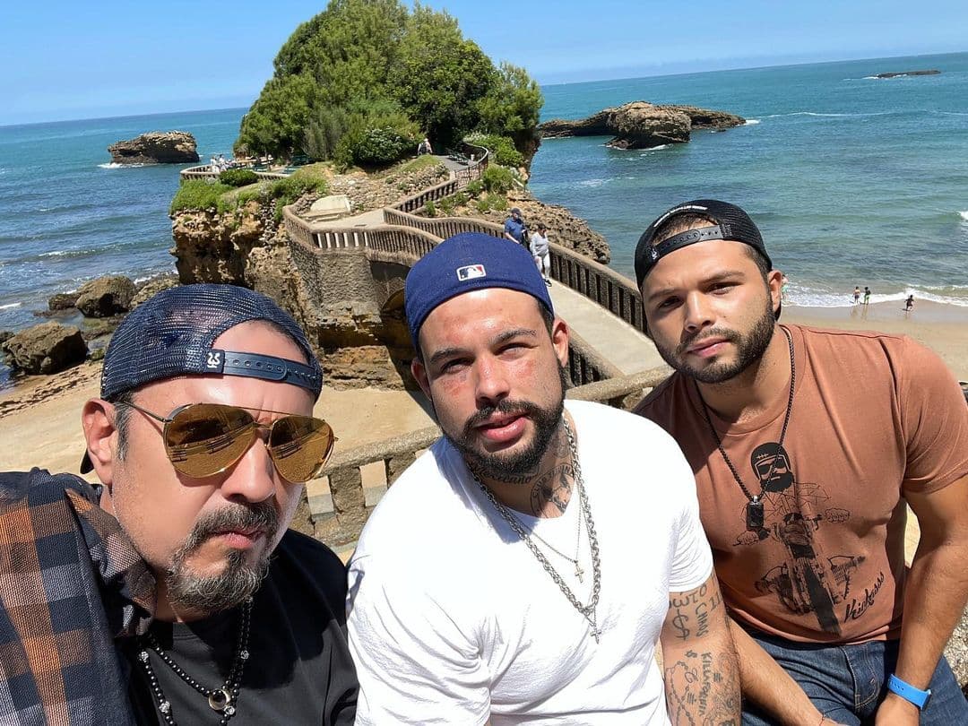 Hijo de Pepe Aguilar reaparece irreconocible y agradece a su papá por darle trabajo