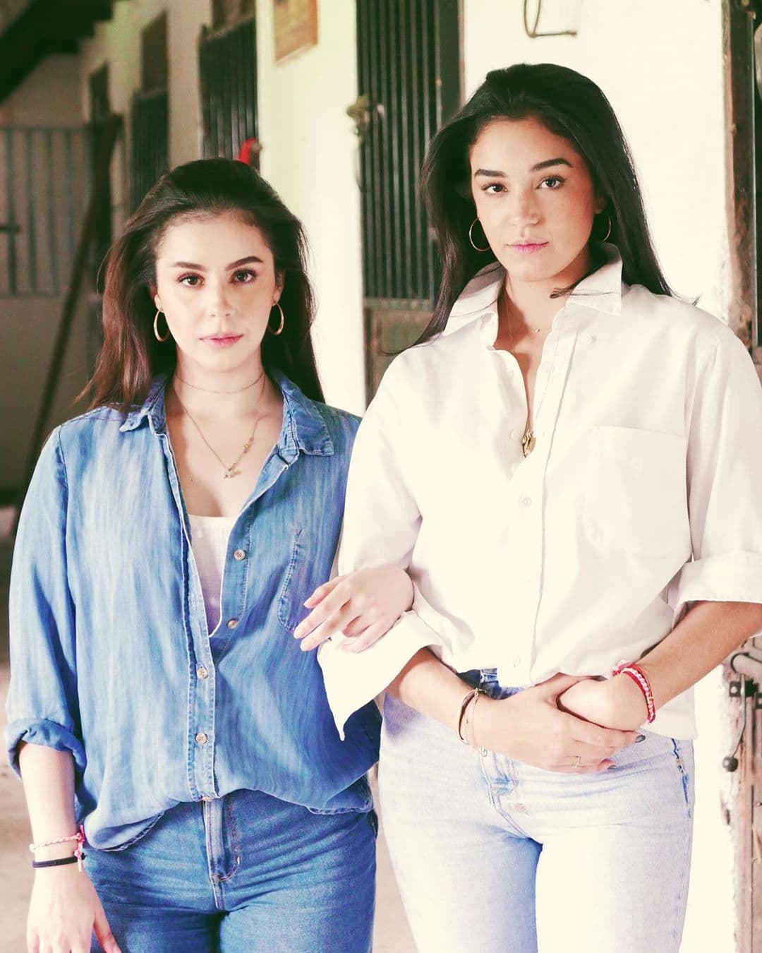 En los últimos meses, Paula y Alejandra, hijas de Eduardo Capetillo y Biby Gaytán, han llamado la atención por su canal de YouTube y por su actividad en redes sociales, provocando que los fans afirmen que sus famosos padres ya huelen a suegros.