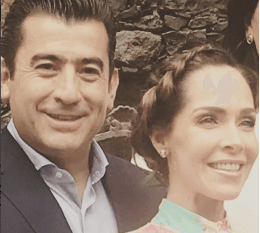 En 2014, Isaías Gómez le entregó un anillo de compromiso a la actriz. Sharis lo llamaba “esposo” en redes sociales, aunque no es de conocimiento público si llegaron a casarse.