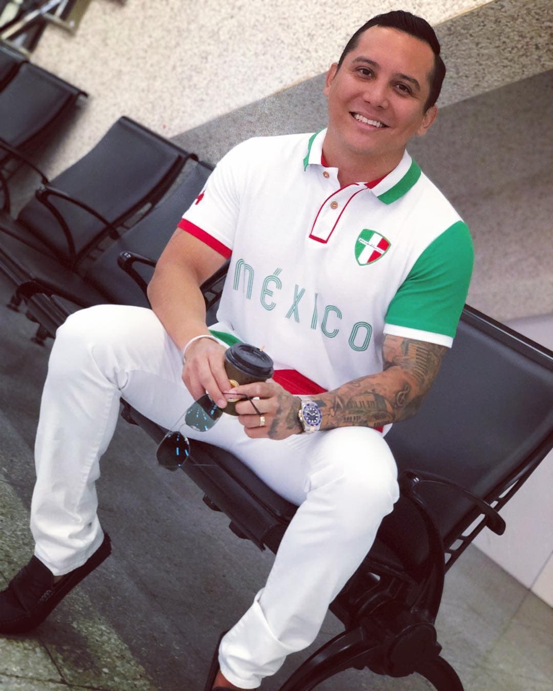 Edwin Luna habla sobre su pantalón entallado y enfrenta nueva polémica por aparecer supuestamente maquillado