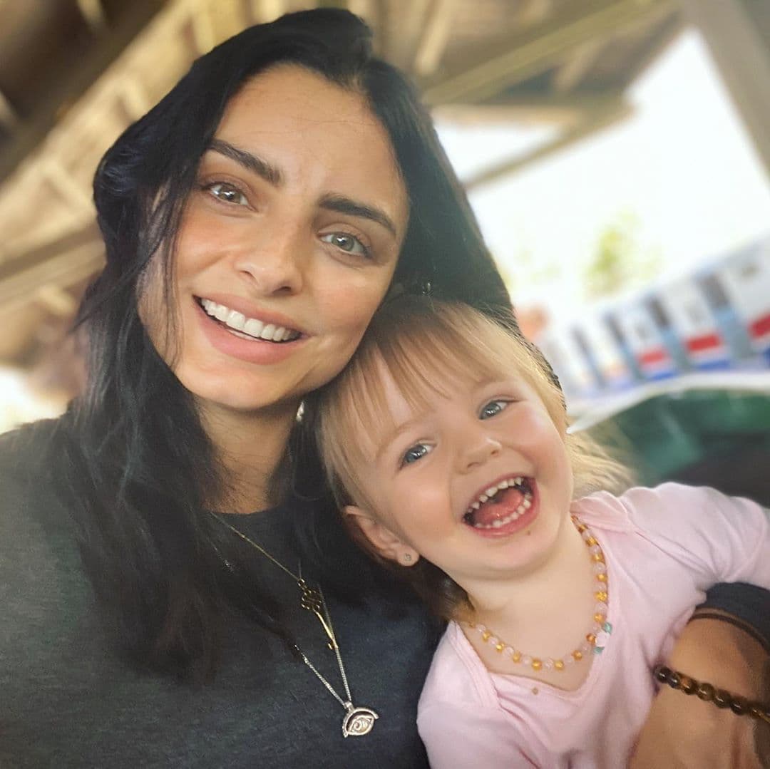 Aislinn Derbez presume a qué cantante imita su hija Kailani: “Con su micrófono ella también”