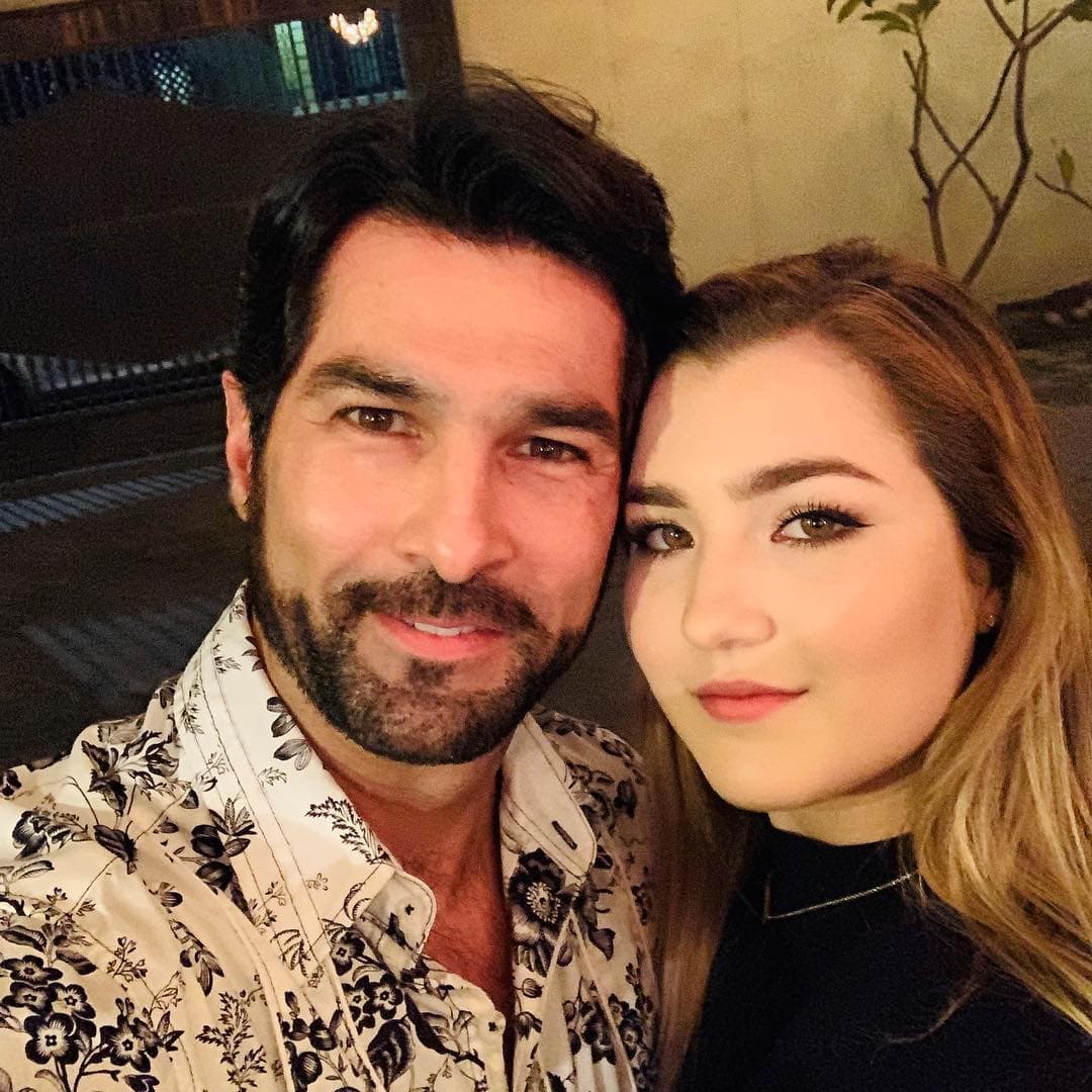 En aquella ocasión, Arturo Carmona detalló que a él no le molesta en lo absoluto que su hija aparezca en bikini y que si ella así se siente feliz, lo respeta. “Se le ha inculcado la responsabilidad de las redes sociales, que es lo más importante. Sí a ella le hace feliz y lo disfruta, pues bueno me da gusto y solo le estamos diciendo que tenga mucho cuidado”, expresó.