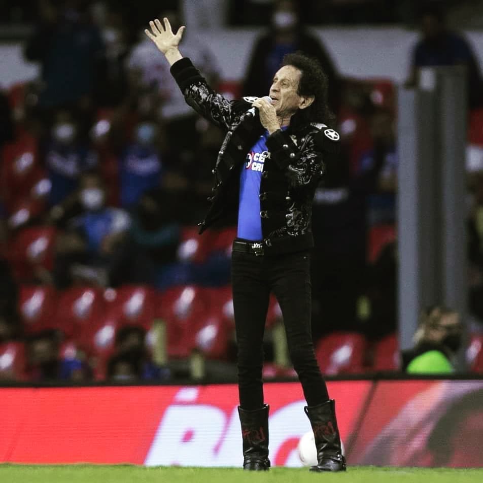 Alex Lora también ha llevado su fanatismo con orgullo en varias ocasiones.