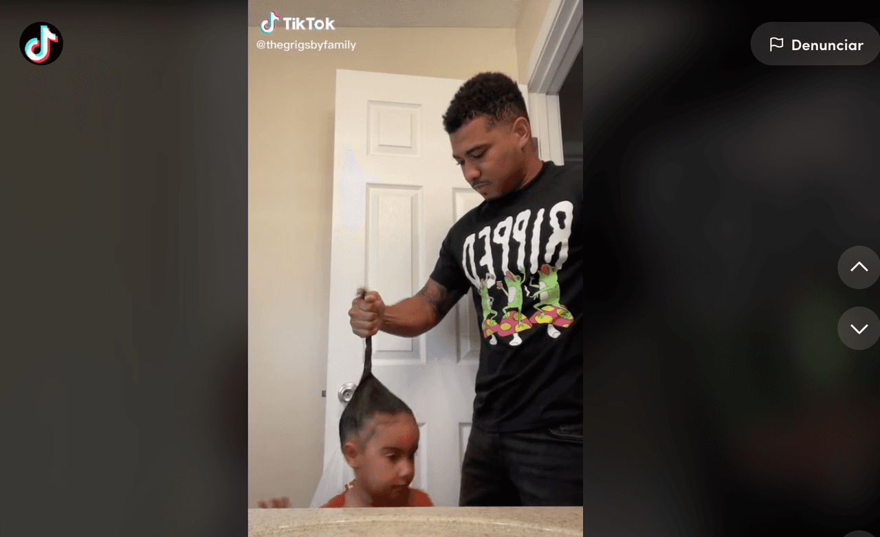 El divertido y curioso método de este padre para peinar a su hija