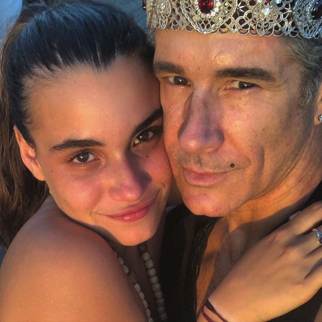 Y con respecto a los comentarios negativos que han aparecido en redes sociales por la diferencia de edad que hay en su relación, el actor respondió: “Los comentarios negativos los omito. Comentan ‘es tu hija, es tu nieta’, yo tengo un espejo frente a mí y sé exactamente cómo nos vemos y ella también lo sabe. El amor no tiene edad”, precisó el también modelo.