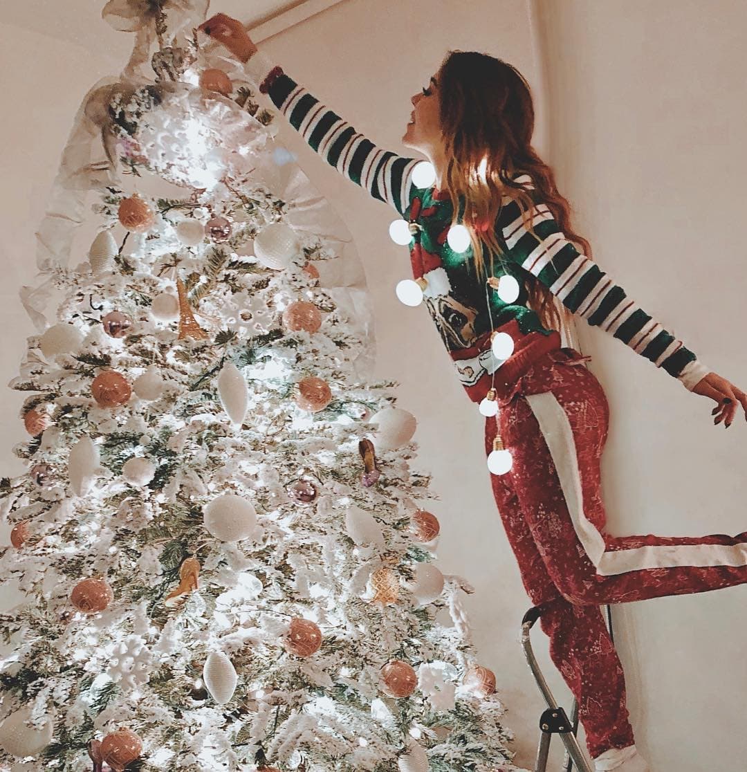 Danna Paola dejó claro que una de sus fiestas favoritas es la Navidad y es que ella misma adornó su árbol