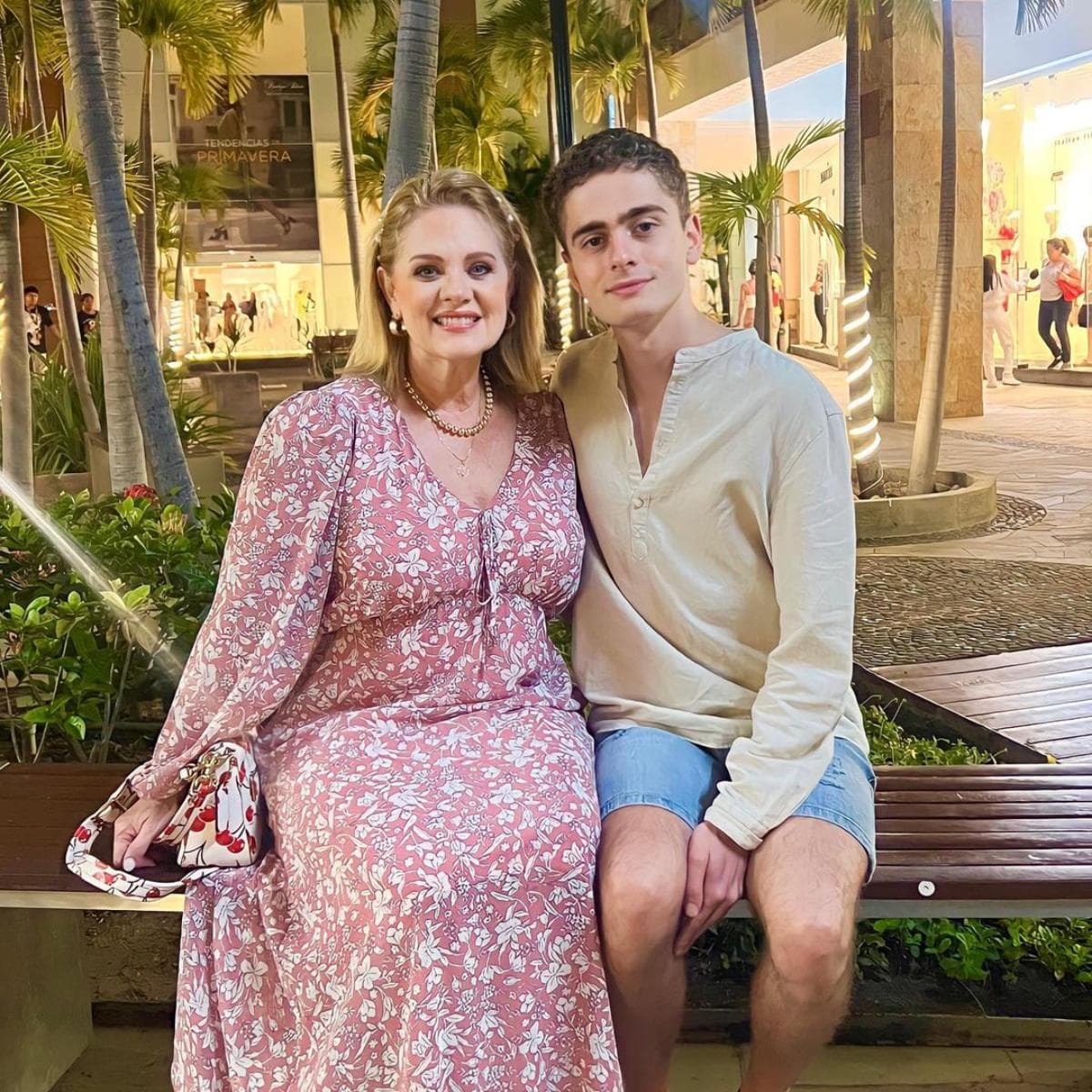 Erika Buenfil luce irreconocible en foto inédita junto a su hijo Nicolás