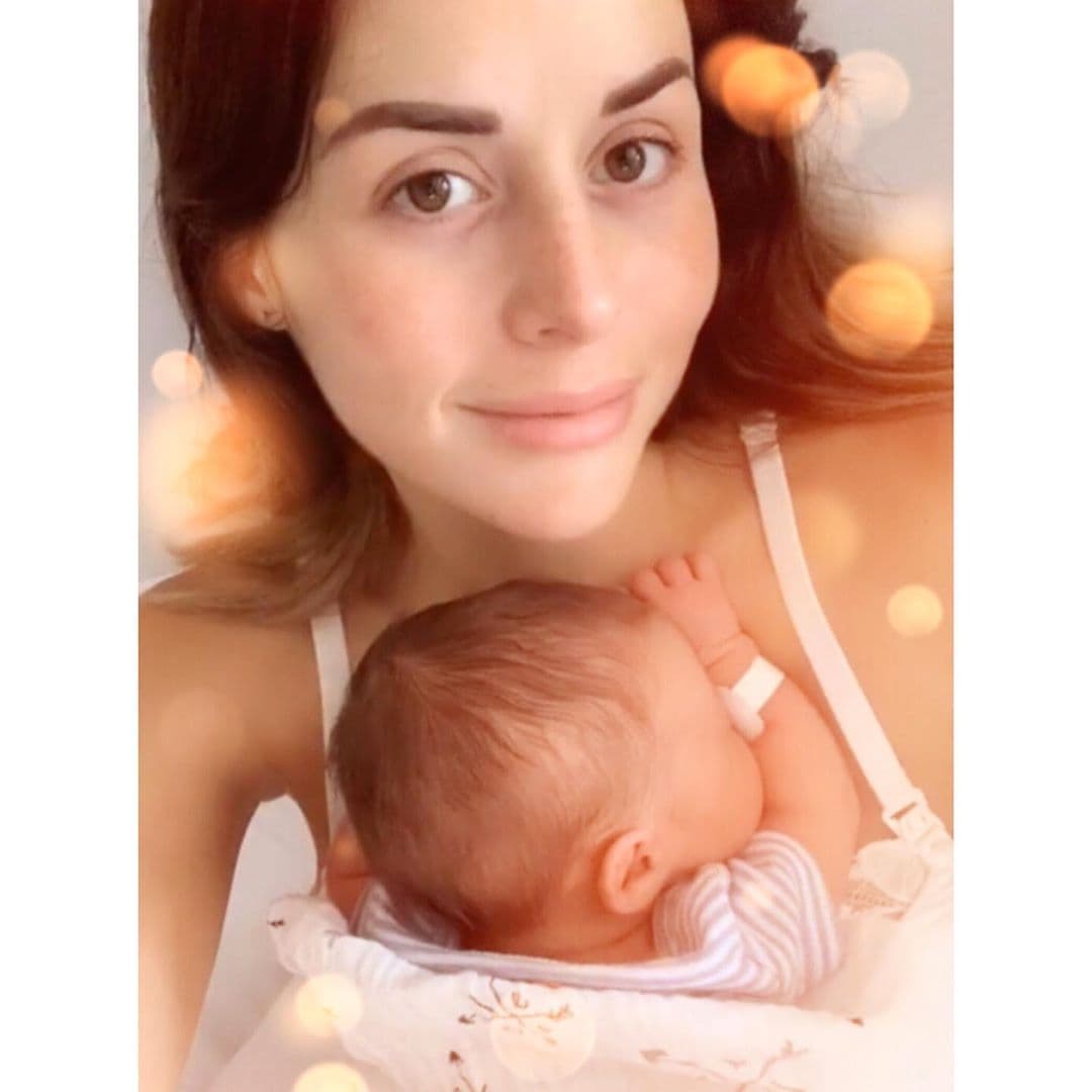 Es la segunda ocasión que Zuria Vega se come la placenta, meses antes narró en su canal ‘Soy Mamá’ que tras la llegada de su primogénita Lúa lo hizo mediante pastillas. En el video, la actriz narró que es mejor ingerir la placenta en crudo y a las pocas horas de haber dado a luz; además destapó los beneficios que tiene para el cuerpo de la madre e incluso para el bebé.