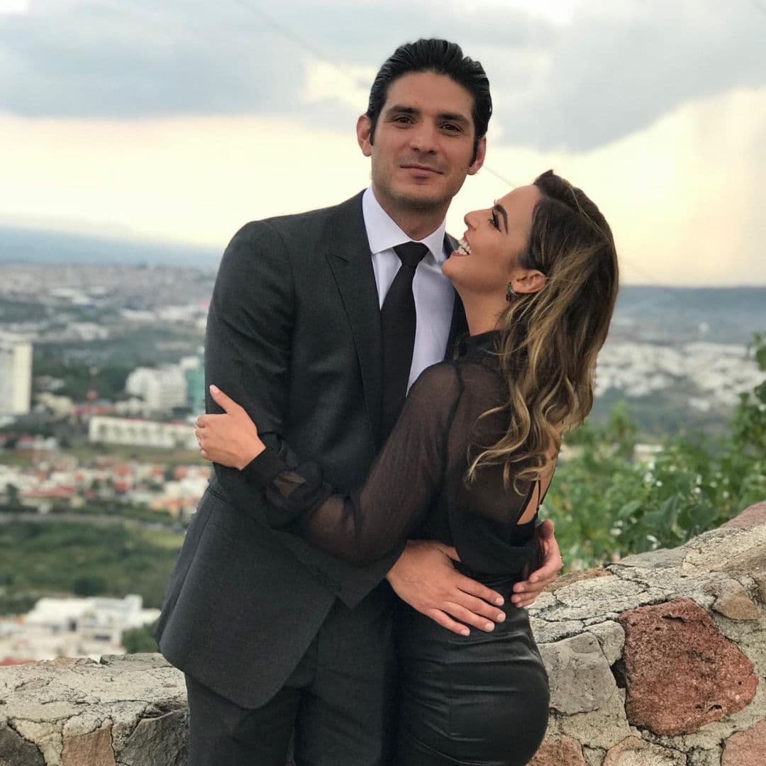 “Sigo sin creerlo, siempre me preguntaba cómo sabrías quien sería esa persona para compartir tu vida, y hoy me queda claro que solo lo sabes, que lo sientes y que la vida se encarga de poner y quitar, que solo debes poner siempre tu corazón por delante y él te sabrá guiar, que el tiempo es perfecto y que el camino es increíble. Estoy feliz por ser pronto tu esposa”, destacó.