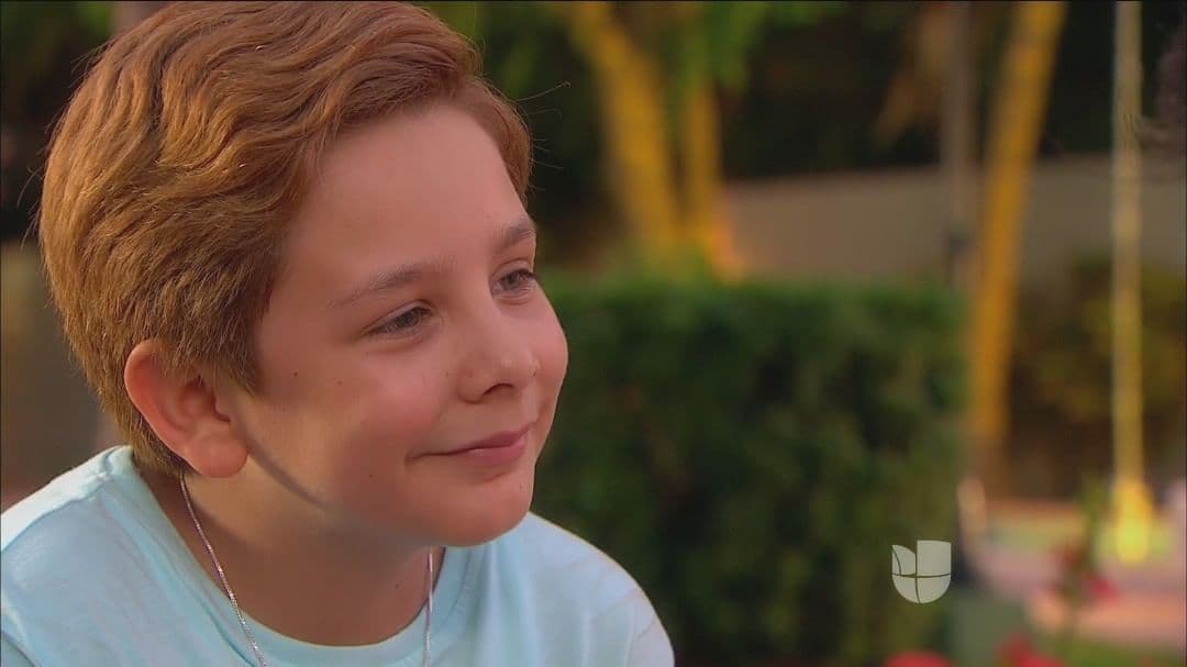 Después del melodrama, Adrián Escalona se dio cuenta que su pasión era la actuación y formó parte de la telenovela ‘A que no me dejas’, dando vida a ‘Mauricio’ y ‘Poncho’.