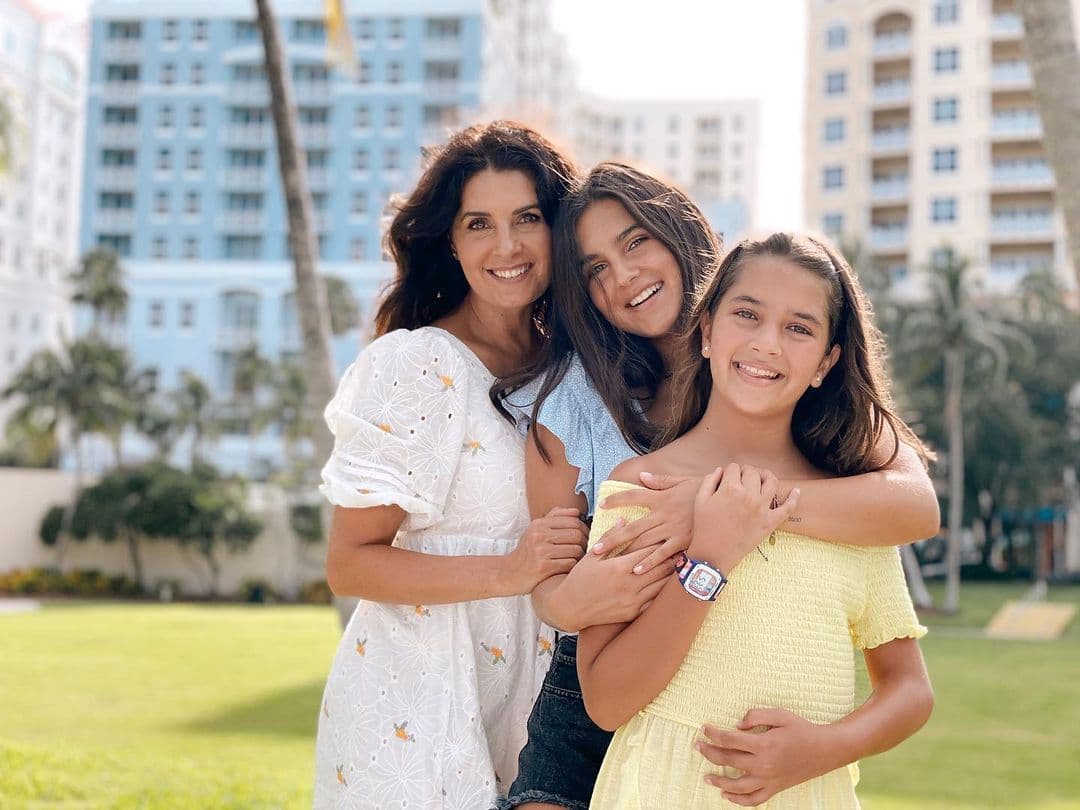 Hace unos meses, Mayrín Villanueva causó revuelo en redes sociales al aparecer en diminutos bikinis y dejar al descubierto su abdomen plano; ahora, la actriz es nuevamente tendencia gracias a las fotografías que publicaron sus hijas –Romina y Julia- en traje de baño.